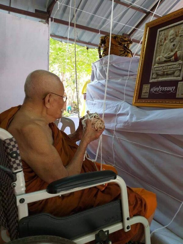 พระผงรุ่นมหาสมปรารถนา หลวงปู่ถ้า วัดป่าทศพลมังคลาราม จ.ร้อยเอ็ด ฝังตะกรุดเมตตา พลอยเสก โรยมวลสารเนื้อดำอมฤตพิชิตโชค ปี 2561 - Image 7