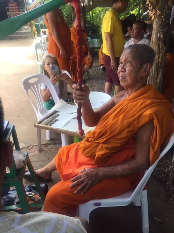 พระสมเด็จชินบัญชรหลังลายมือเศรษฐีเนื้อผงพุทธคุณ 108 โรยผงตะไบรุ่นแรก หลวงปู่สอน วัดโคกสะพานขาว จ.สระแก้ว - Image 5