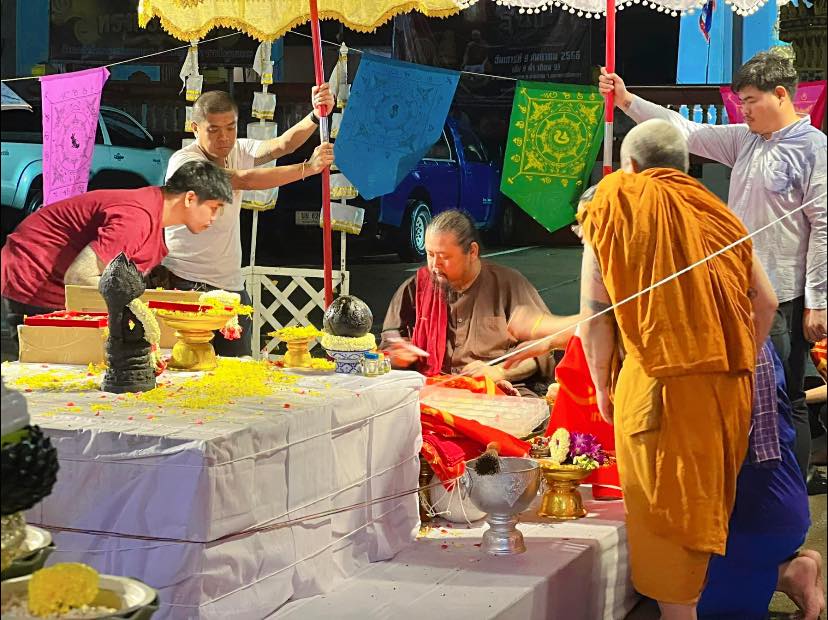 เหรียญสุริยัน จันทราเนื้อคันฉ่องพรายเงิน พระอาจารย์เลี้ยง (หลวงพี่เลี้ยง) วัดจอมเกษ ปี 2566 - Image 6