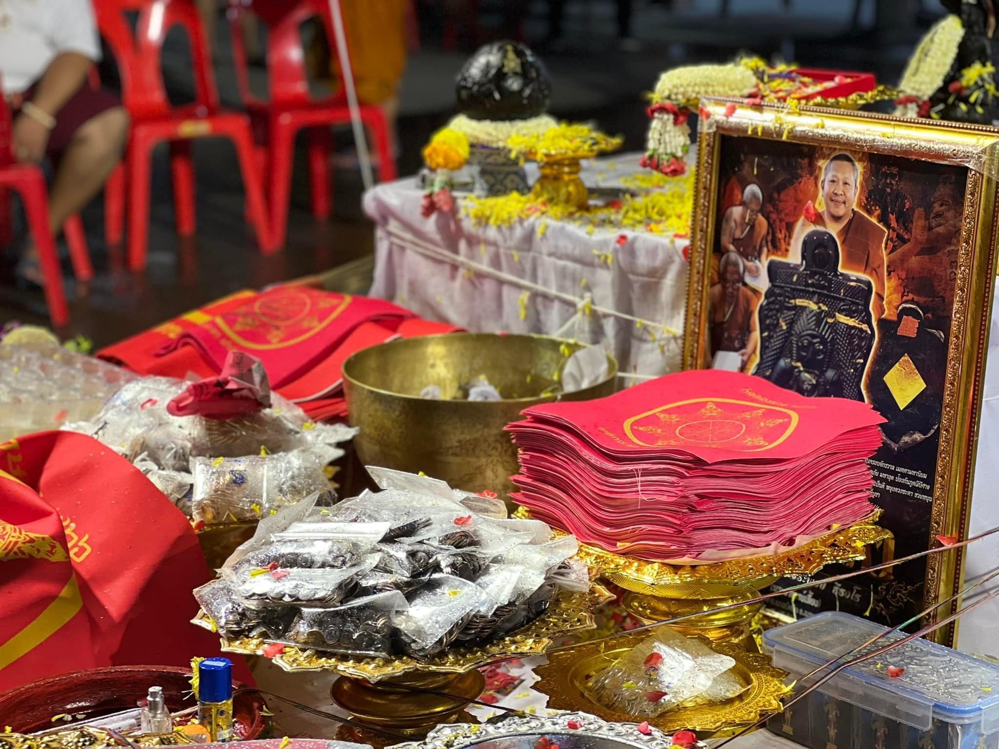 เหรียญสุริยัน จันทราเนื้อคันฉ่องพรายเงิน พระอาจารย์เลี้ยง (หลวงพี่เลี้ยง) วัดจอมเกษ ปี 2566 - Image 9